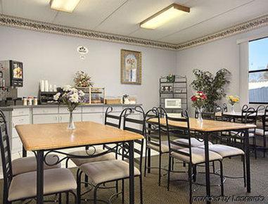 Super 8 By Wyndham Knoxville Downtown Area Restoran gambar
